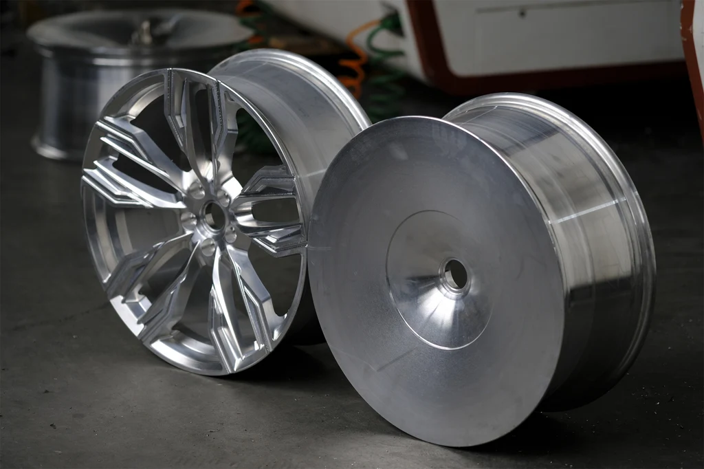 Gesmede velg naast aluminium velgblank tijdens productie