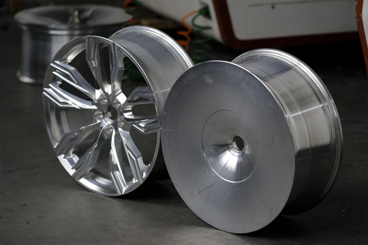 Gesmede velg naast aluminium velgblank tijdens productie