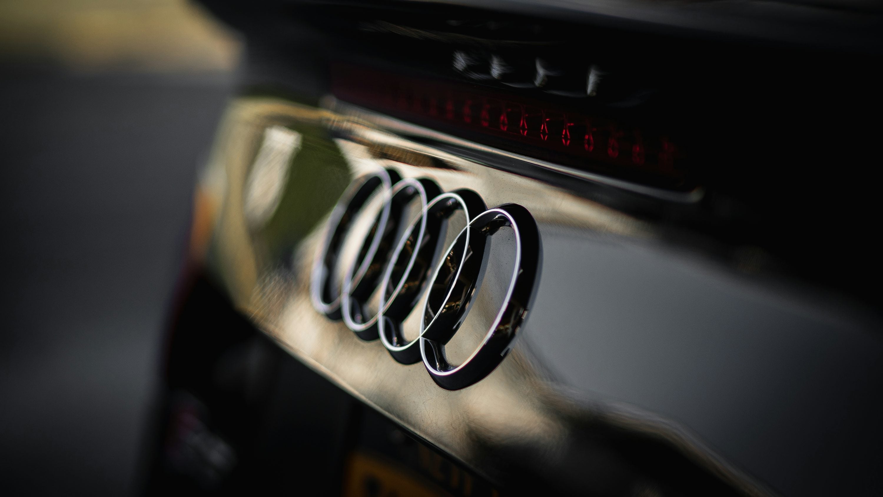 AUDI A4/S4 UITLATEN